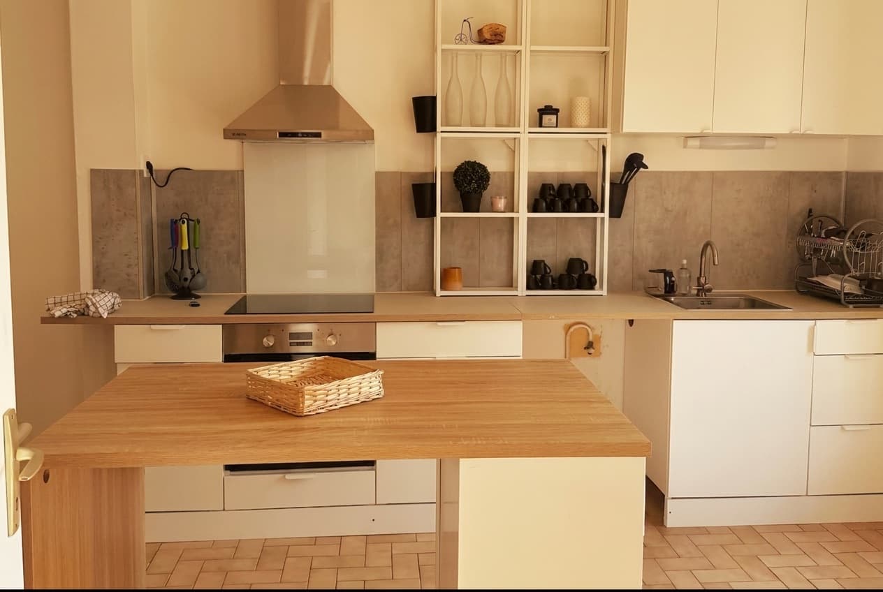 Cuisine équipée du gîte avec îlot central, pour cuisiner ensemble pendant la retraite créative