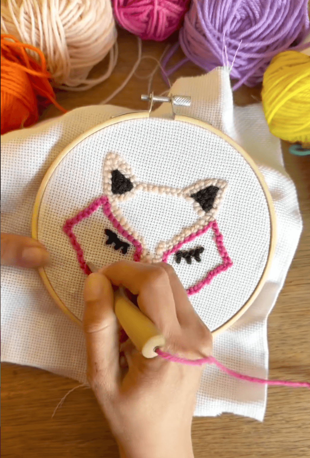 Création d'un renard en punch needle lors d'un atelier créatif à Jaunay-Marigny